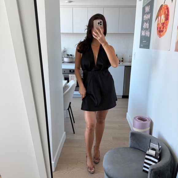 Backless satin dress - Picture 3 of 4